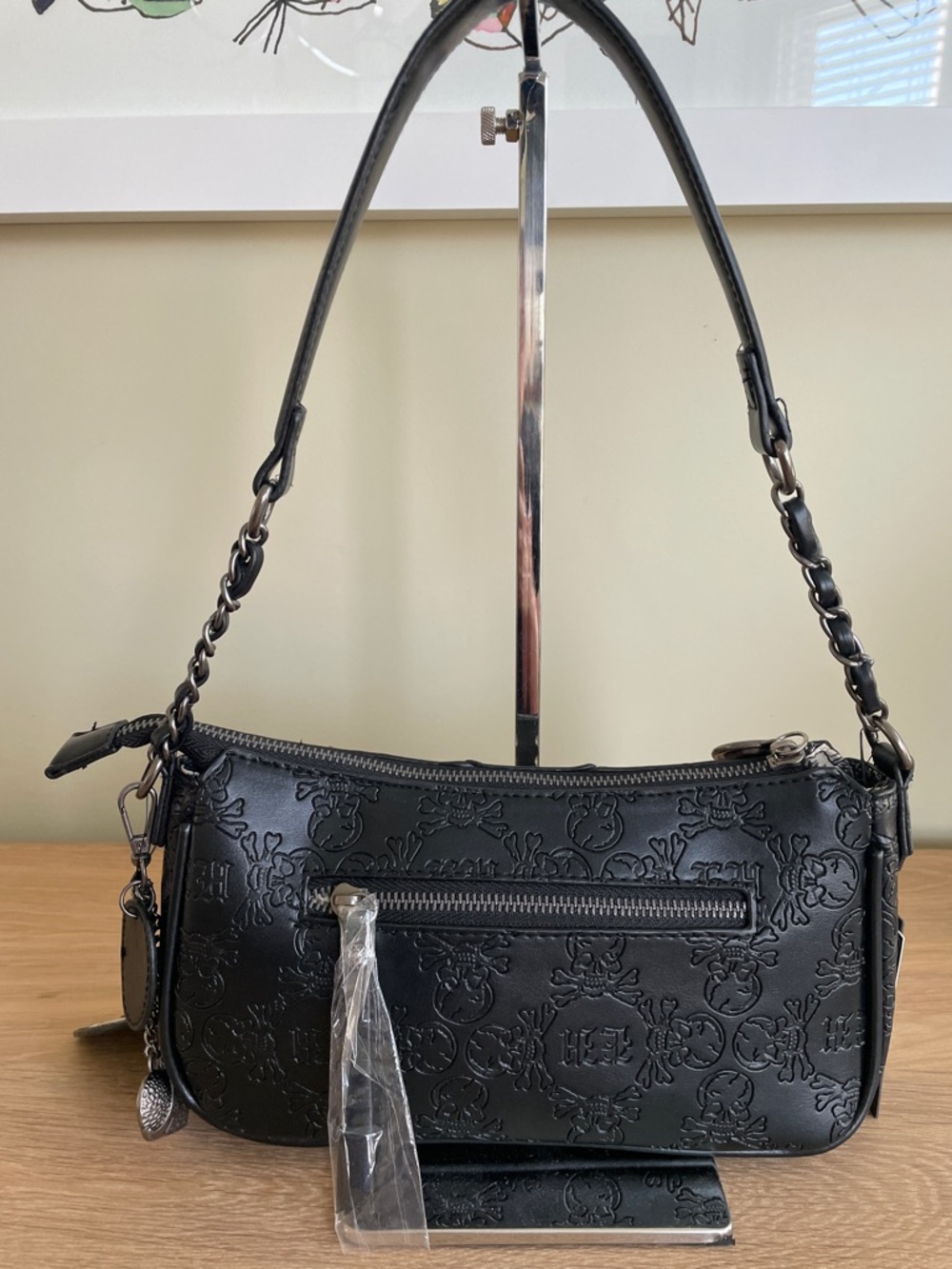 ED HARDY BLACK EMBOSSED SKULL BAGUETTE BAG with Rhinestone Studs and Bag Charm - Picture 4 of 13